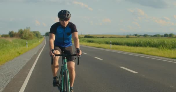 运动员正在跑道上骑自行车.他在骑自行车训练.他穿着自行车制服.4K — 图库视频影像