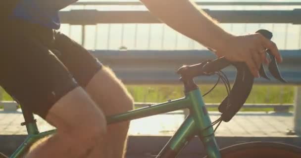Zbliżenie rowerzysty ręka na kierownicy i on pedałuje. Trening na rowerze. 4K — Wideo stockowe