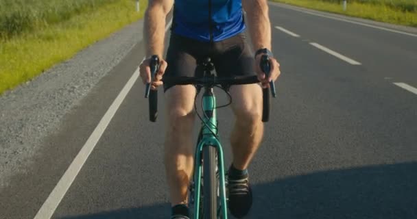 Großaufnahme eines Radfahrers am Lenkrad. Er tritt auf die Bremse und tritt in die Pedale. Training auf dem Fahrrad. 4K — Stockvideo