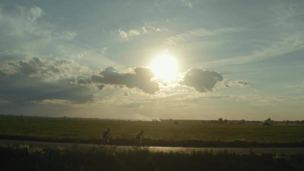 Les cyclistes roulent sur l'autoroute. Entraînement à vélo. Tirer depuis un drone. 4K — Video