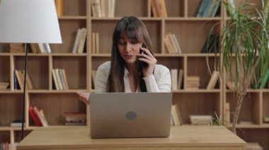 Yakışıklı, gülümseyen, beyaz bir kadın akıllı telefonda konuşurken el kol hareketi yapıyor. Hikaye anlatmak ya da haberleri hevesle paylaşmak ve gündelik konuşmalar sırasında sakin kalmak.