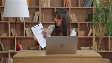 Sonuçları açıklarken grafiğe işaret eden çekici beyaz kadın. Çevrimiçi iş tartışması sırasında sunum yapmak veya anahtar içgörülerin altını çizmek.
