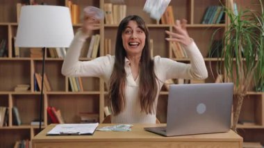 Havaya para saçan ve ağzı açık gülen muhteşem beyaz kadın. Büyük başarıyı kutlamak ya da finansal dönüm noktasından sonra zaferin tadını çıkarmak.