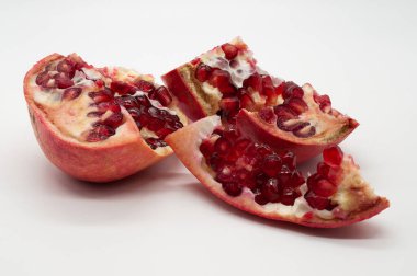 Beyaz arkaplanda nar meyvesi