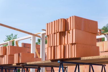 Şantiye tuğla bina yığını