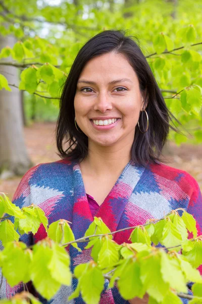 Colombiaanse Vrouw Portret Met Groene Beuken Laat Lente Seizoen — Stockfoto