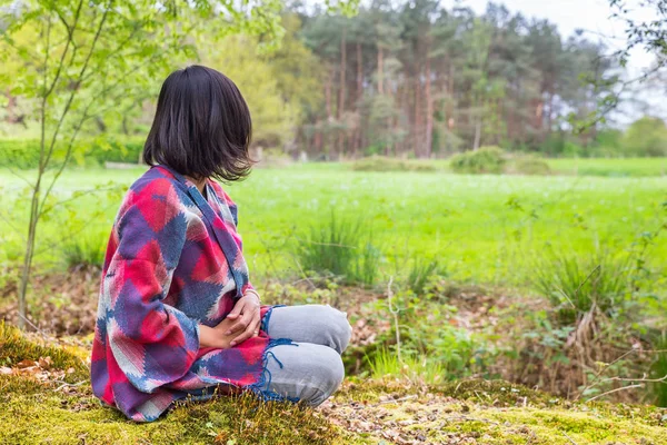 Jovem Colombiana Sentada Floresta Perto Pasto Verde — Fotografia de Stock