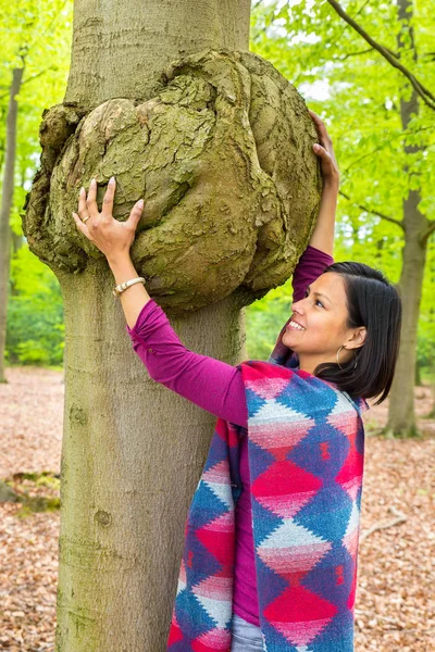 Mulher Colombiana Segurando Tumor Canceroso Tronco Faia — Fotografia de Stock