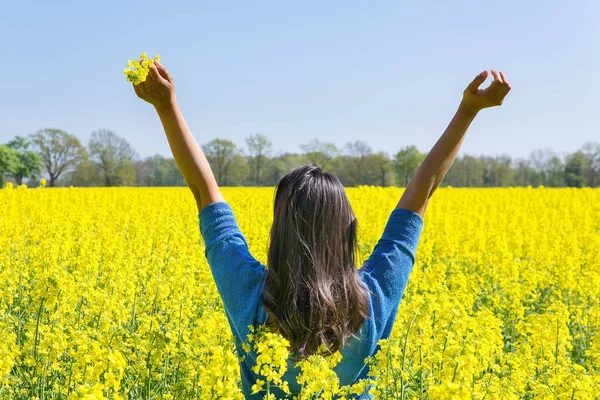 Jovem Mulher Expressa Felicidade Com Braços Campo Colza Amarelo — Fotografia de Stock