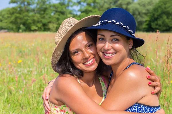 Twee Vrienden Omhelzen Elkaar Tijdens Bloei Groene Weide — Stockfoto