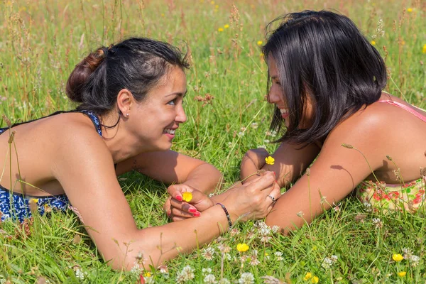 两个女人在开花的牧场上互相对立 — 图库照片