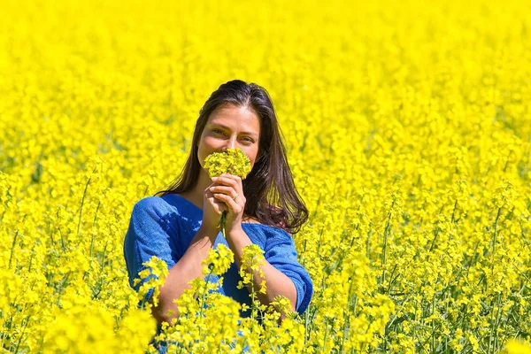 Jovem Colombiana Cheirando Flores Amarelas Campo Colza — Fotografia de Stock