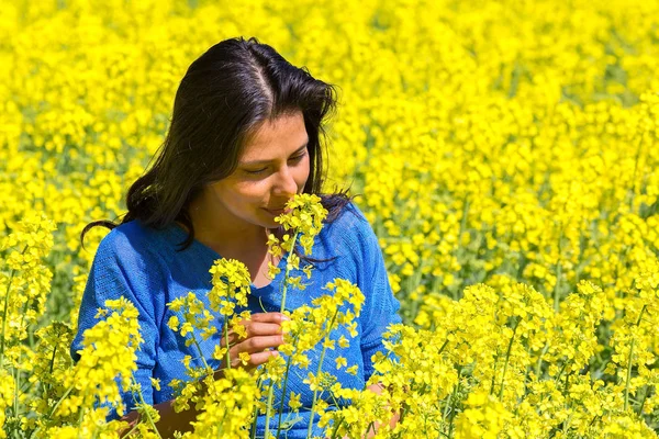Junge Kolumbianische Frau Riecht Blumen Blühenden Gelben Rapsfeld — Stockfoto