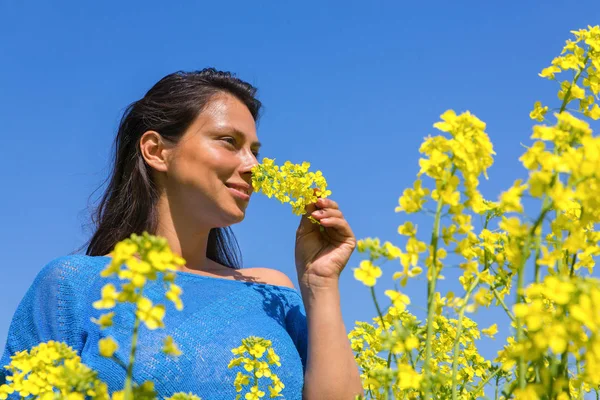 Junge Kolumbianische Frau Riecht Gelbe Blume Rapsfeld Mit Blauem Himmel — Stockfoto