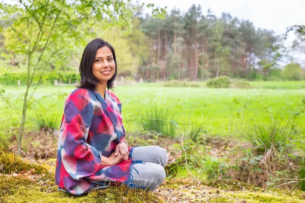 Kolumbijská Dívka Sedí Lese Poblíž Zelené Pastviny — Stock fotografie