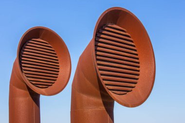 Hava tahliye çıkışı için iki paslı kahverengi metal borular