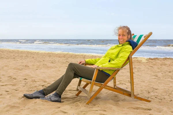 Kaukaski Kobiece Kobieta Lato Kurtka Siedzi Krześle Plaży Nad Morzem — Zdjęcie stockowe