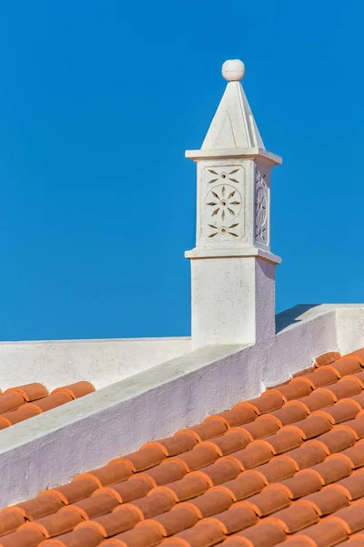 Изящный Белый Дымоход Крыше Апельсиновой Плиткой — стоковое фото