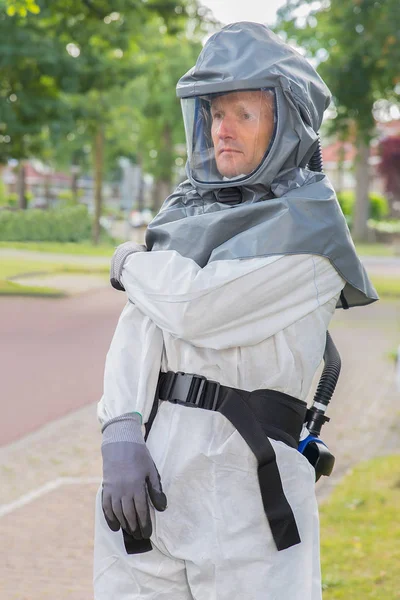 Exterminador Insectos Viste Con Ropa Trabajo Hermética Zona Residencial —  Fotos de Stock