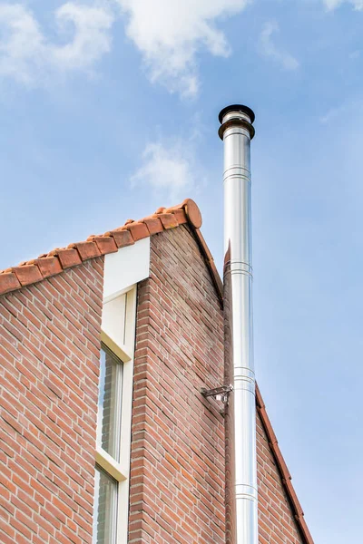 Tubo Camino Metallo Sul Muro Mattoni Casa Con Cielo Blu — Foto Stock