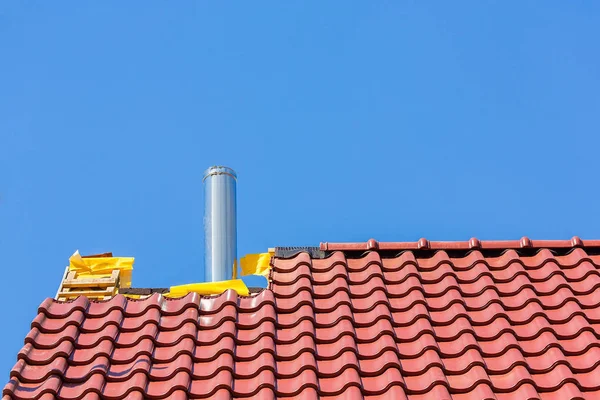 New Roof Roof Tiles Chimney Pipe Blue Sky — Stock Photo, Image