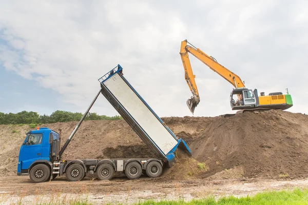 Camión Excavadora Juntos Construyen Una Barrera Sonora Arena — Foto de Stock