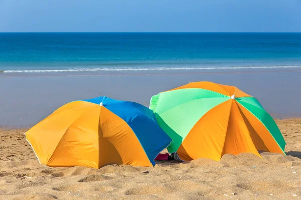 Dwa Kolorowe Parasole Plaży Nad Morzem — Zdjęcie stockowe