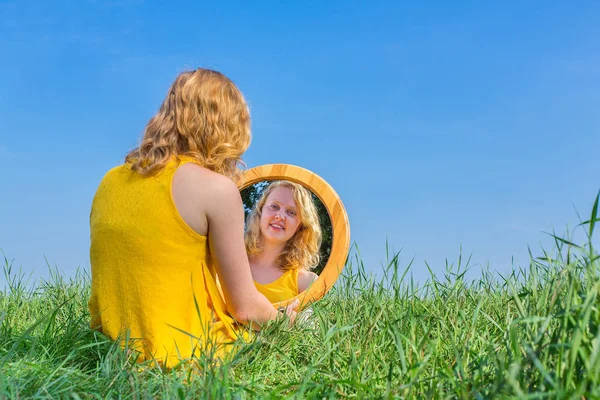 Donna Dai Capelli Rossi Siede Guardando Sua Immagine Specchio Fuori — Foto Stock