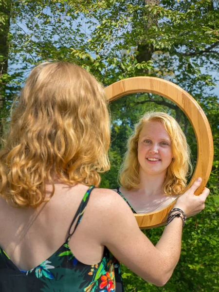 Junge Frau Mit Roten Haaren Blickt Auf Ihr Spiegelbild — Stockfoto