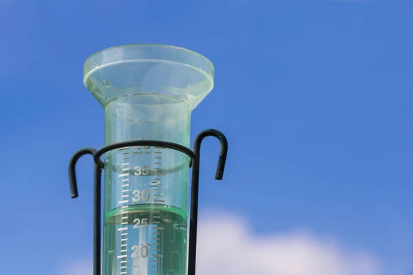 Medidor Agua Con Agua Lluvia Cielo Azul Nube —  Fotos de Stock