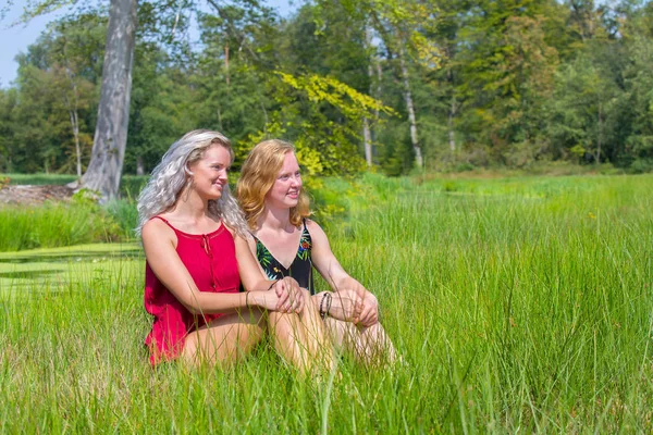 Blonde Und Rothaarige Frau Sitzen Zusammen Auf Einer Naturwiese — Stockfoto