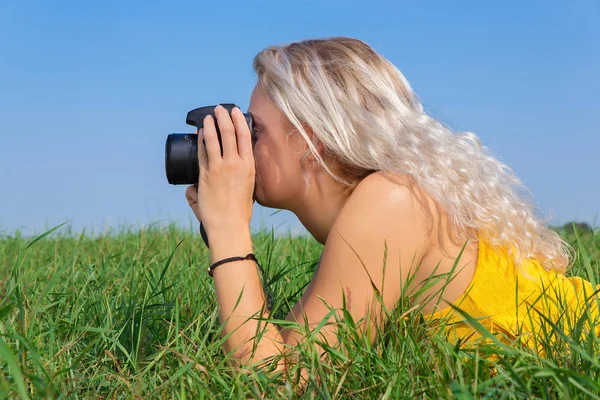 Young Blond Dutch Woman Photographs Meadow Blue Sky — Stock Photo, Image