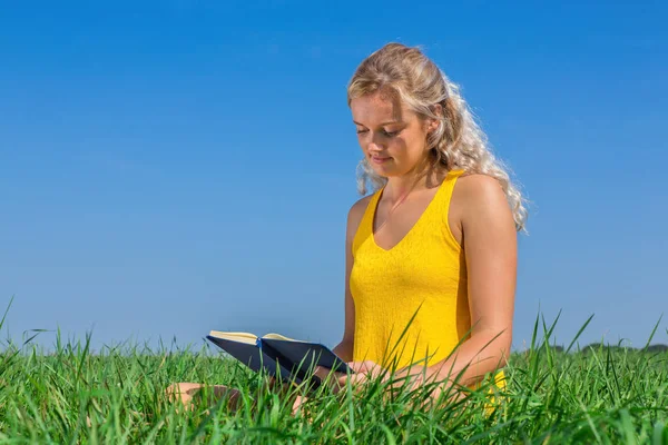 Jonge Blonde Kaukasische Vrouw Leesboek Gras Met Blauwe Lucht — Stockfoto