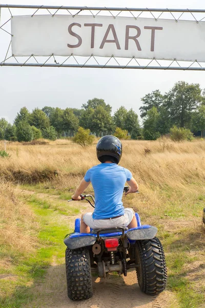 Νεαρός Ολλανδός Οδήγησης Quad Στο Σημείο Εκκίνησης — Φωτογραφία Αρχείου