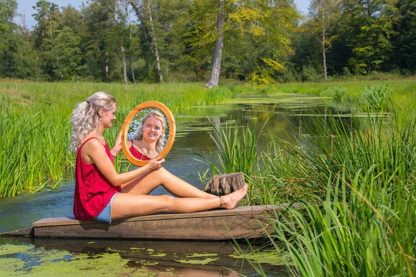 Mladá Blonďatá Holandský Žena Sedí Zrcadlem Vody Přírodě — Stock fotografie