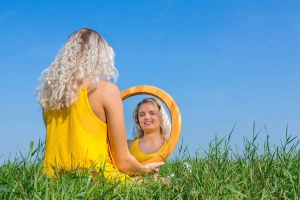 Mulher Loira Senta Olhando Para Sua Imagem Espelho Fora — Fotografia de Stock