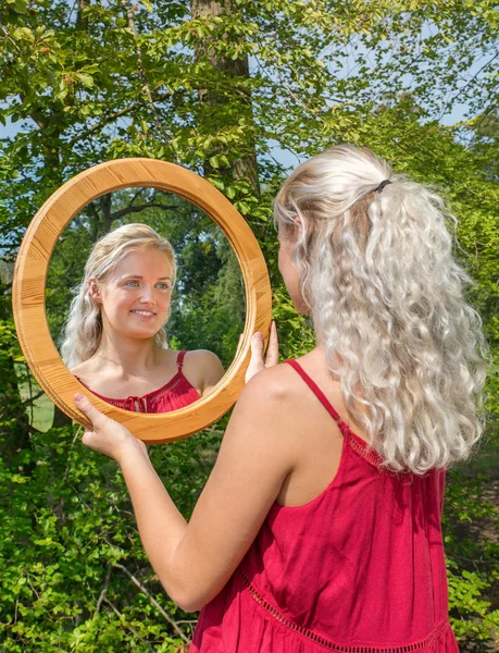 Jovem Loira Olhando Para Seu Espelho Reflexão — Fotografia de Stock