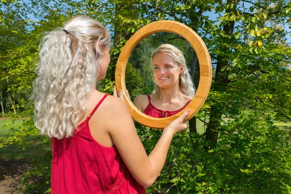 Jonge Blonde Kaukasische Vrouw Ronde Houten Spiegel Buiten Kijken — Stockfoto