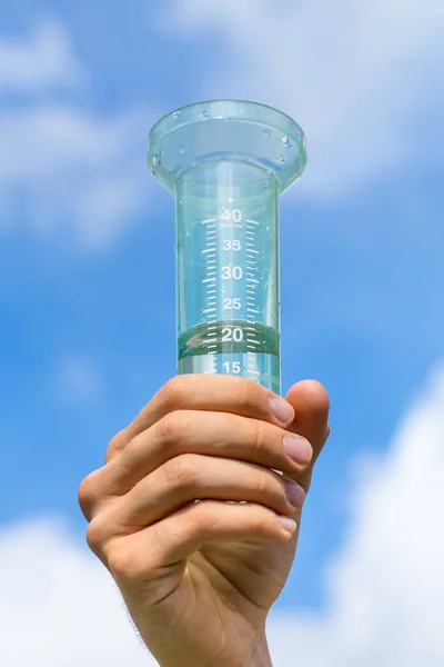 Mano Sosteniendo Medidor Agua Lleno Cielo Azul Con Nubes —  Fotos de Stock