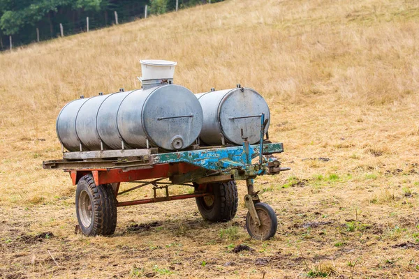 Recipientes Agua Metálica Remolque Para Ganado Pastos — Foto de Stock