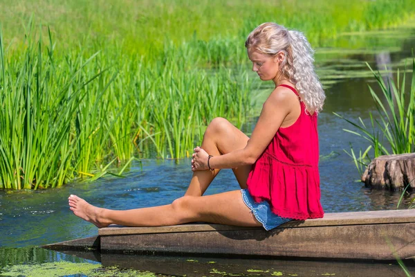 Junge Blonde Kaukasierin Sinniert Über Wasser Der Natur — Stockfoto