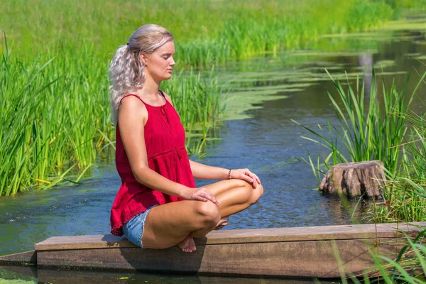 Jovem Loira Caucasiana Mulher Medita Rio Natureza — Fotografia de Stock