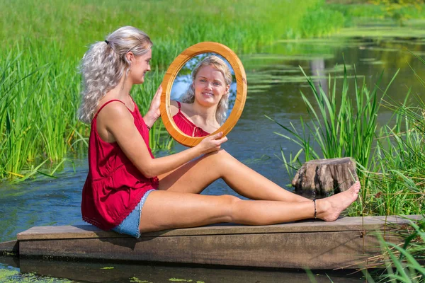 Jovem Mulher Caucasiana Loira Sentada Com Espelho Água Natureza Livre — Fotografia de Stock