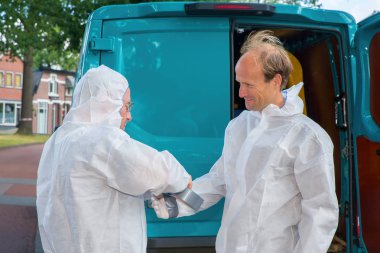 Böcek exterminators yerleşim bölgesinde hava geçirmez iş giyisi Giydir
