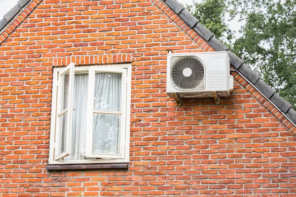 Pared Ladrillo Del Hogar Con Ventana Aire Acondicionado —  Fotos de Stock