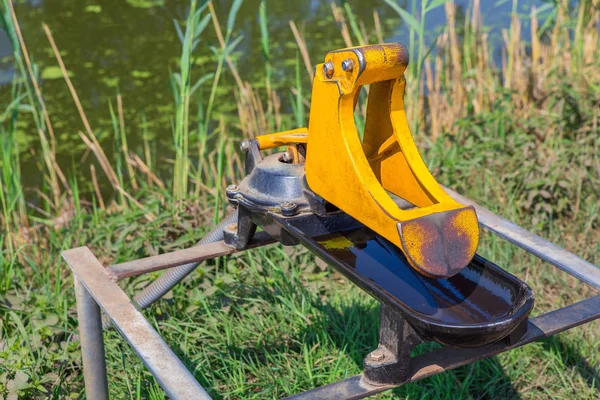 Metal Içme Suyu Pompa Akışı Yakınındaki Çayırda — Stok fotoğraf