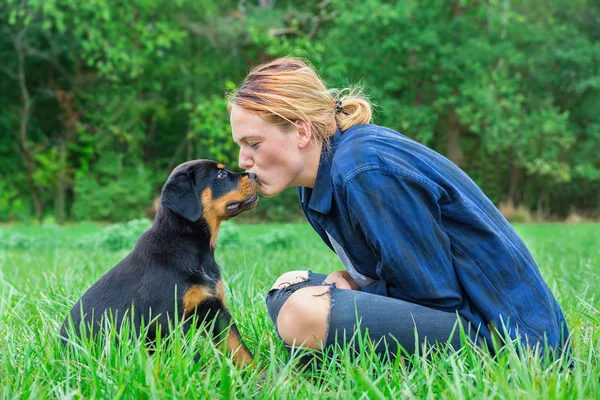 Jovem Caucasiano Fêmea Cão Proprietário Beijos Rottweiler Cachorro Cabeça Prado — Fotografia de Stock
