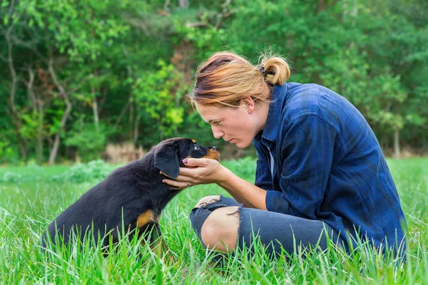 Jovem Caucasiano Fêmea Cão Proprietário Mantém Amorosamente Rottweiler Filhote Cachorro — Fotografia de Stock