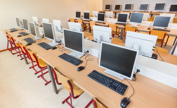 Computer class with rows of desktop computers in school — Stock Photo, Image