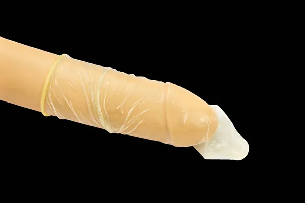 Modelul penisului uman purtând prezervativ din cauciuc pe fundal negru — Fotografie, imagine de stoc